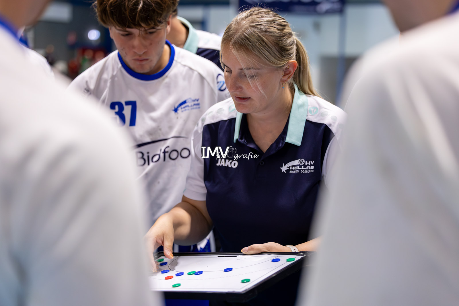Céline Michielsen baart opzien als coach op het hoogste handbalniveau: ‘Het gaat om je kennis, niet om je geslacht’