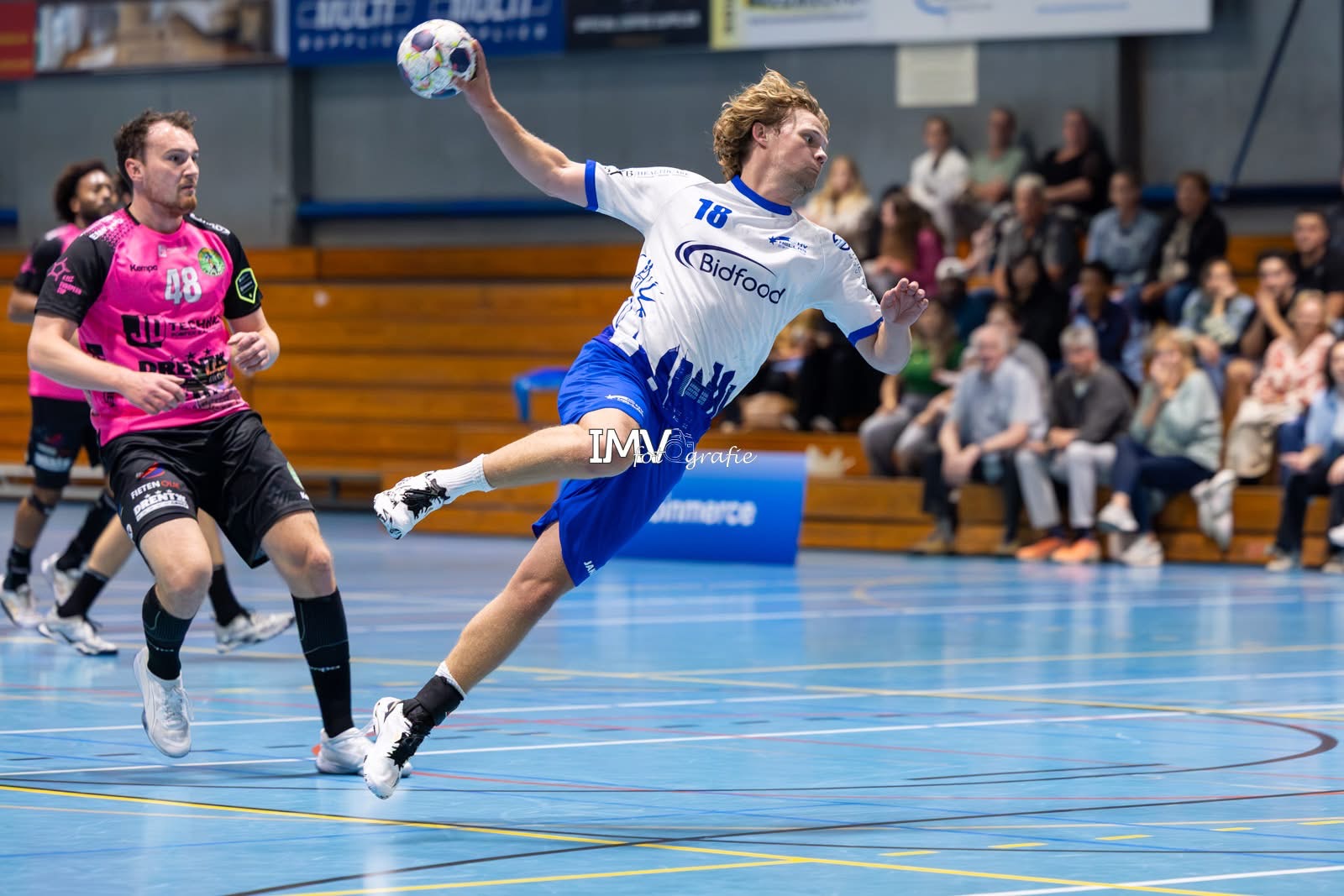 HELLAS EN WHC/HERCULES MET LEGE HANDEN TERUG NAAR DEN HAAG