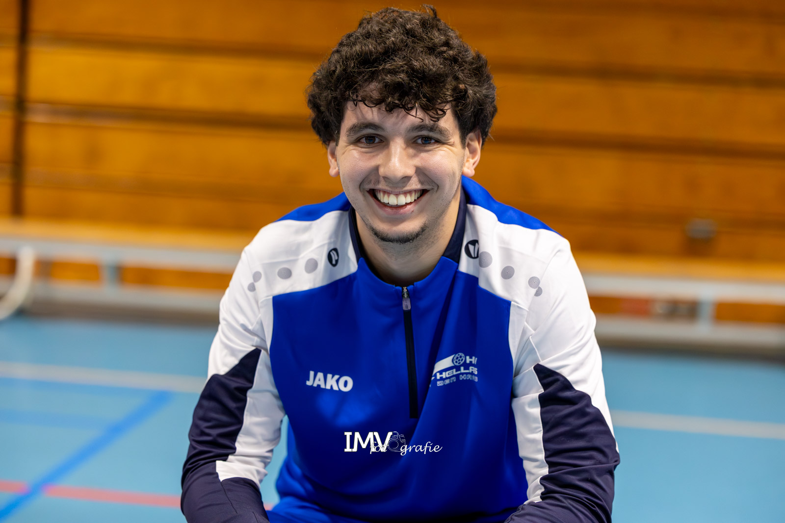 HELLAS EN JONG ORANJE VERMAKEN PUBLIEK MET VLOTTE PARTIJ HANDBAL