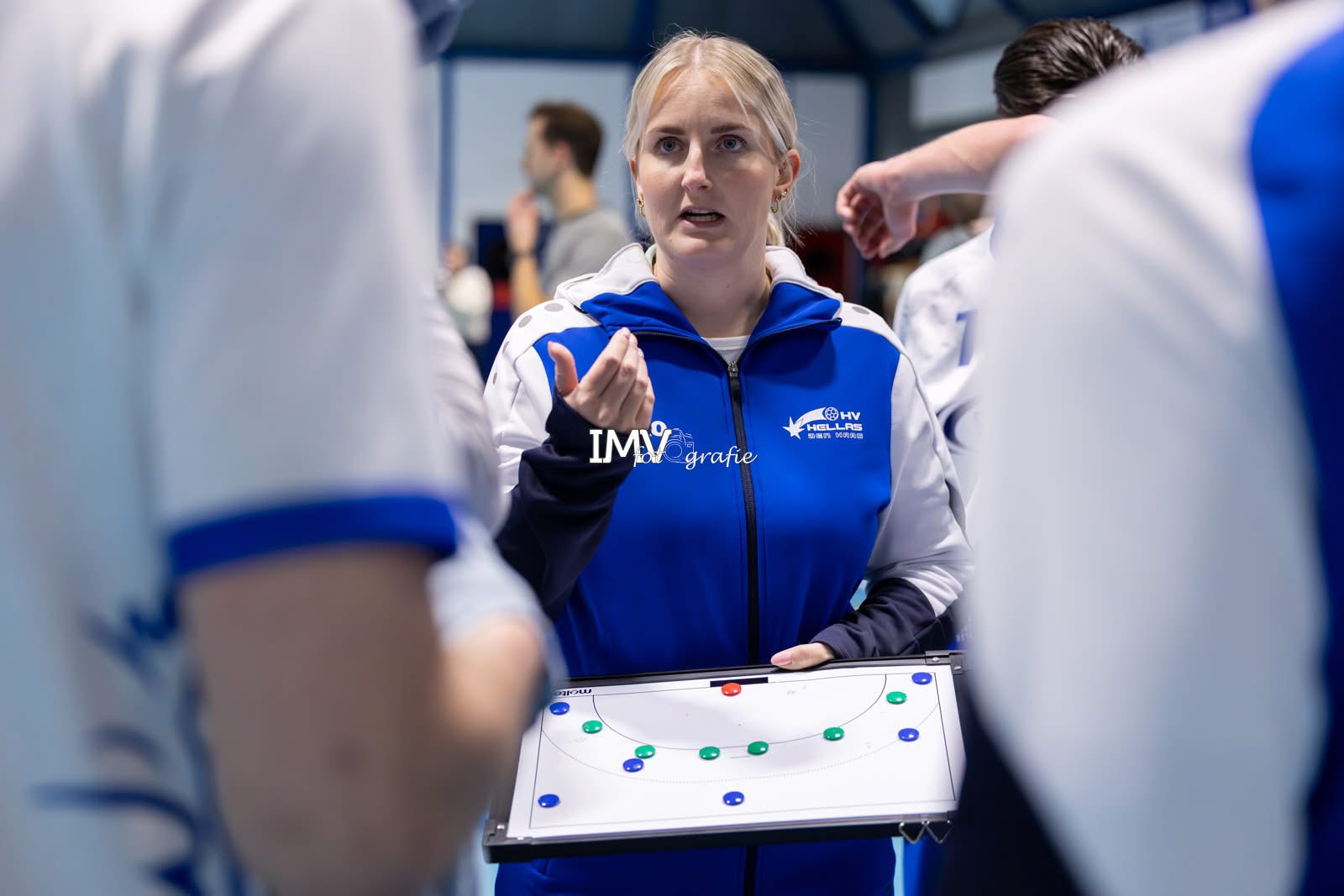 HELLAS GEEFT DE TECHNISCHE LEIDING VORM BIJ DE MANNEN EN DE VROUWEN