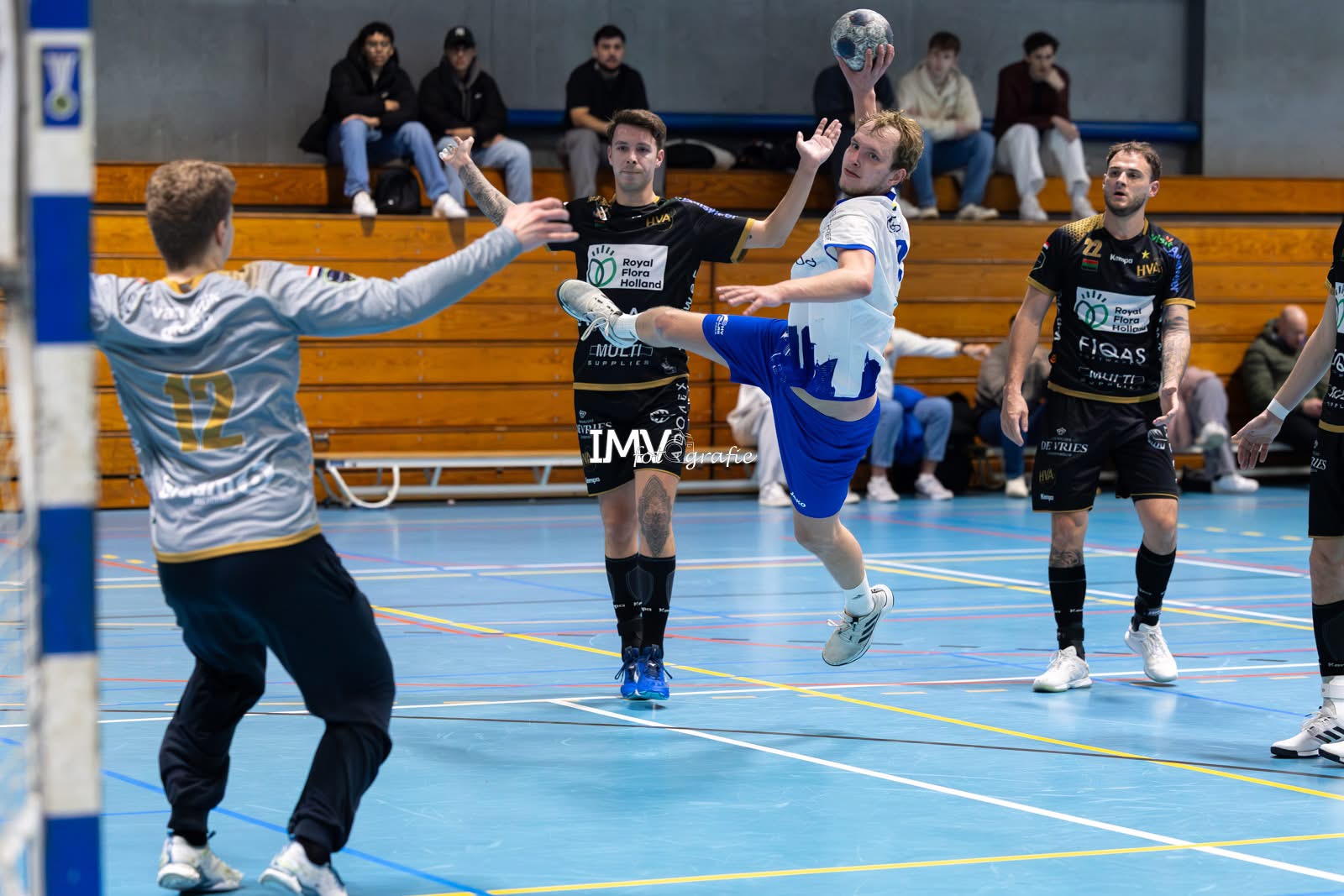 STRIJDEND HELLAS KOMT NET TEKORT DOOR ZWAK BEGIN