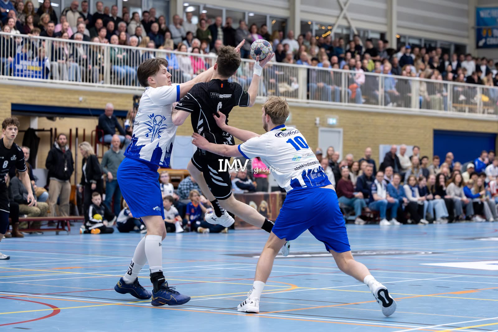 WHC/HERCULES TROEFT HELLAS OPNIEUW AF IN BOEIENDE DERBY